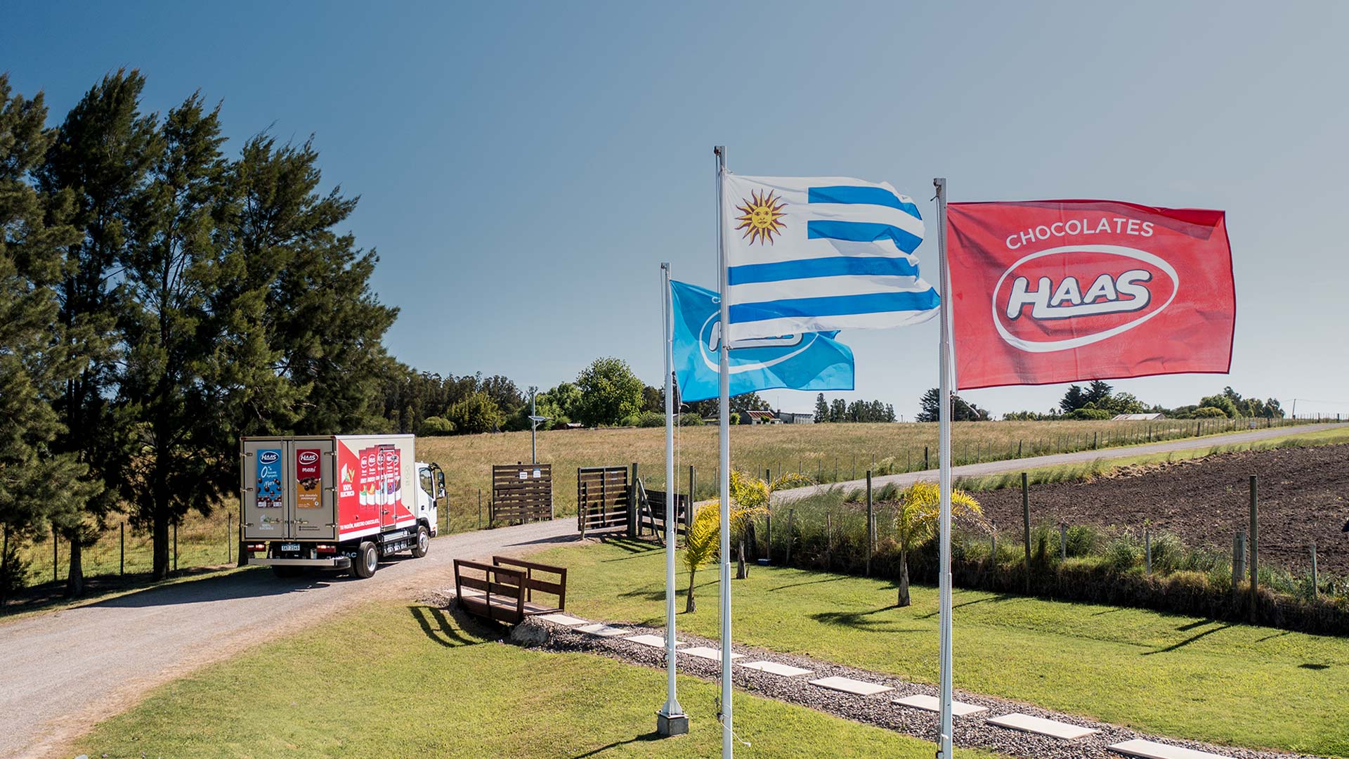 camión de reparto saliendo de la fábrica